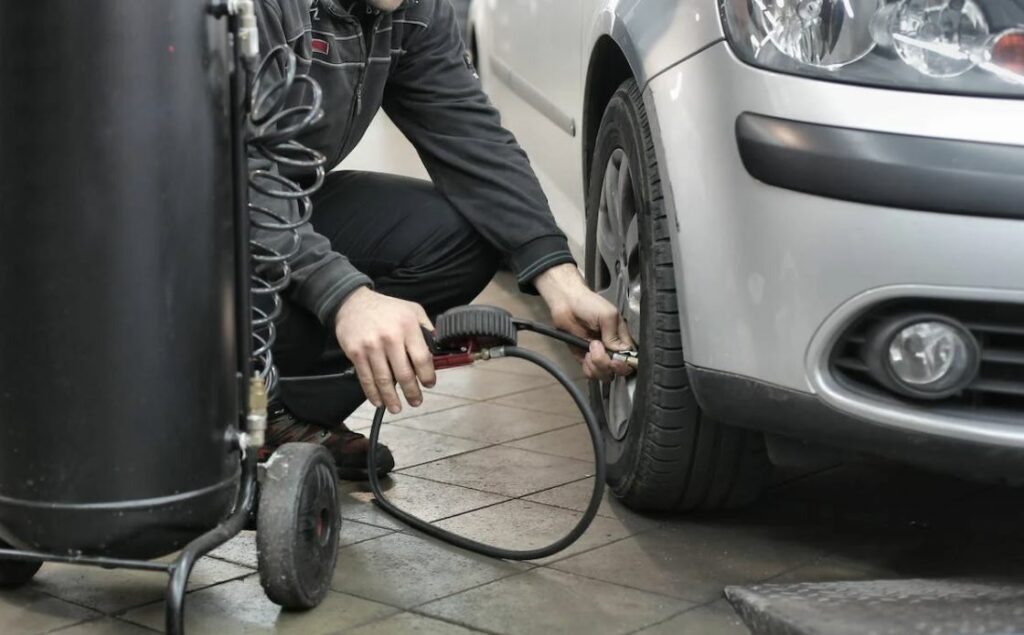 gonflage pneu voiture tapé contre un trottoir