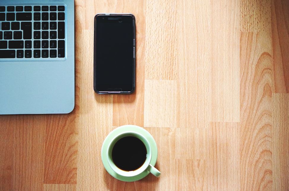 ordinateur et téléphone avec une tasse de café