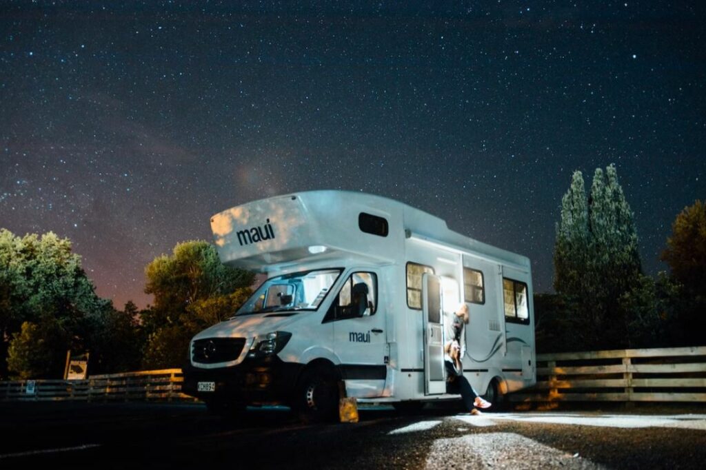 camping car dans la nuit